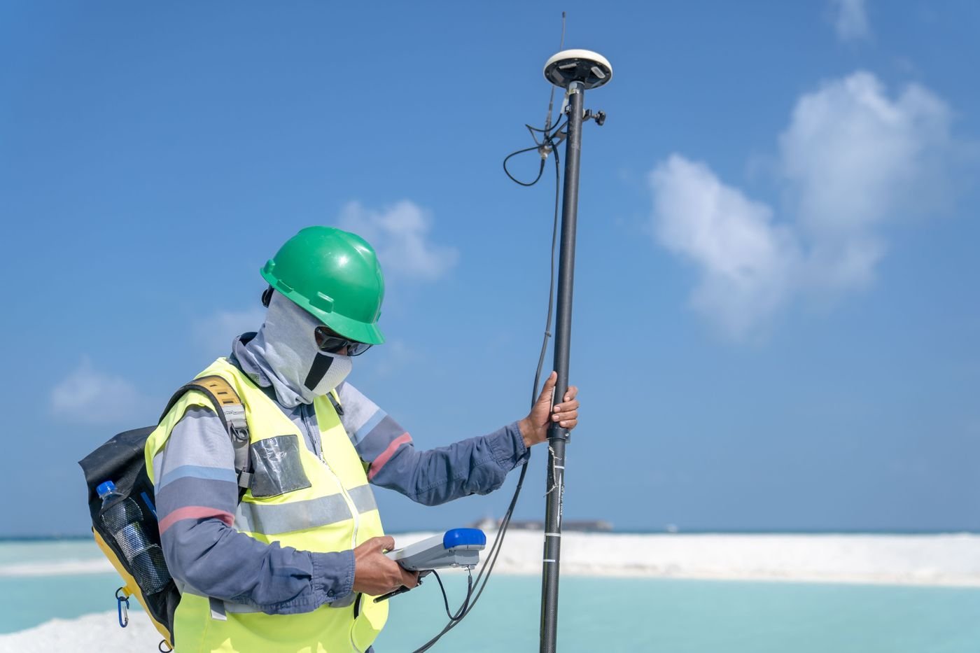 Rilievo topografico di precisione con ricevitore GNSS su palina